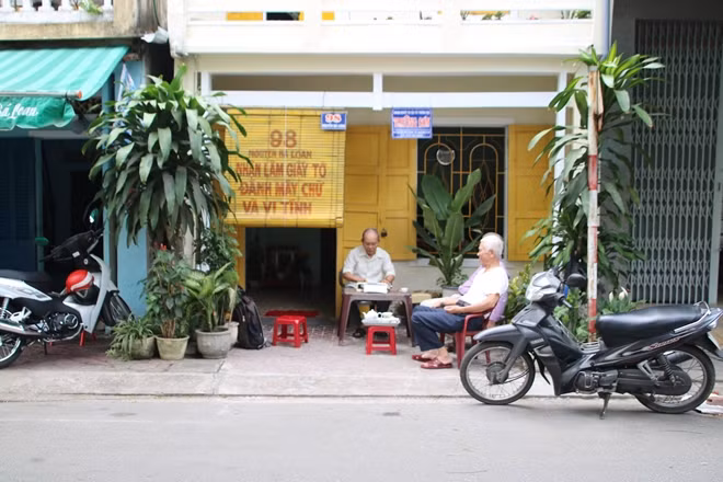 Ngôi nhà cũng là nơi cụ Vui làm nghề đánh máy chữ hơn 60 năm qua.