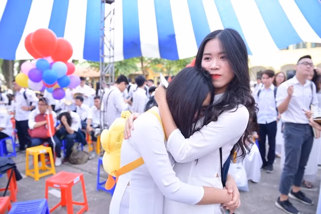 Tình cảm bạn bè trong ngày chia tay...