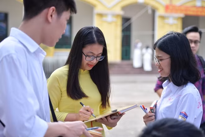 Những dòng lưu bút chứa đựng tình cảm với thầy cô và bạn bè....