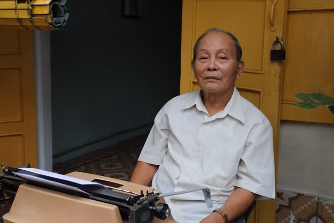 Thời đánh máy chữ thịnh hành, một mình cụ Vui nuôi được 10 nhân khẩu trong nhà.