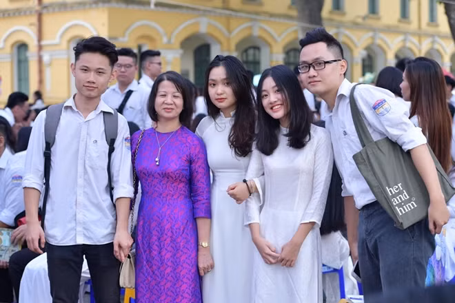 Một ngày để nói lời chia tay với bạn bè, thầy cô sau nhiều năm gắn bó.