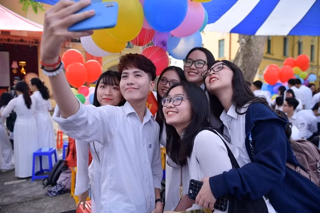 Ba năm cấp 3 tưởng dài mà hóa ra rất ngắn với những cô cậu lớp 12 này. Hôm nay họ sẽ có ngày cuối cùng của đời học sinh, rất nhiều kỷ niệm trước khi bước vào muôn ngả của cuộc đời.