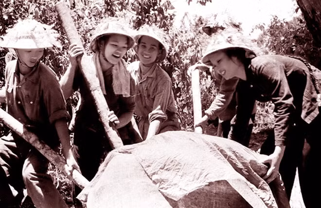 Những cô gái nơi chiến trường.