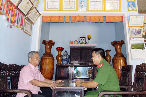 Già làng Zơ Râm Bia trao đổi tình hình ANTT với cán bộ Công an thị trấn Thạnh Mỹ.