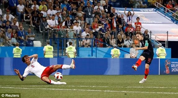 Modric chơi khá năng nổ nhưng vẫn chưa tạo ra sự khác biệt cho đội tuyển Croatia. Ảnh: Reuters. Modric chơi khá năng nổ nhưng vẫn chưa tạo ra sự khác biệt cho đội tuyển Croatia. Ảnh: Reuters.