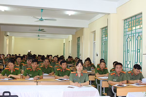 Các đại biểu tham dự lớp học. Các đại biểu tham dự lớp học.
