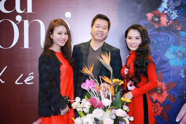 Thành Lê cùng vợ chồng nghệ sĩ Đăng Dương trong buổi ra mắt CD “Khúc hoài hương”. Thành Lê cùng vợ chồng nghệ sĩ Đăng Dương trong buổi ra mắt CD “Khúc hoài hương”.
