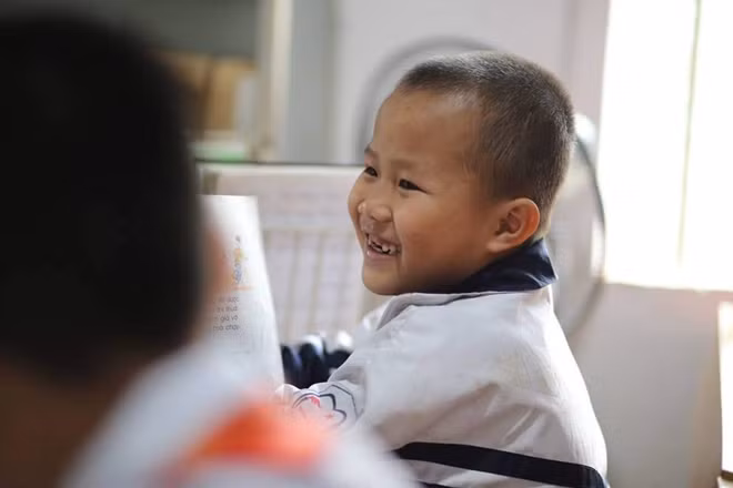 Lớp học đặc biệt này gần như lúc nào cũng có tiếng cười trẻ thơ.