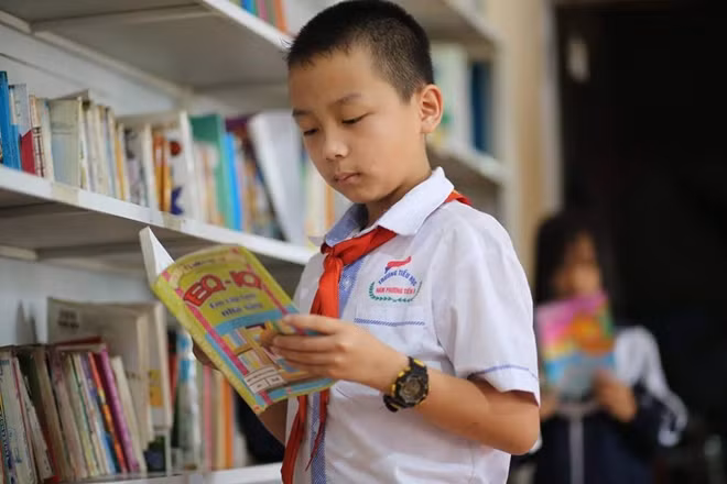 Ngoài dạy học miễn phí thầy Trường cùng một số người đã vận động được hơn 3.000 đầu sách từ sách giáo khoa đến sách khoa học, kỹ năng sống, truyện tranh thành thư viện miễn phí cho các em.