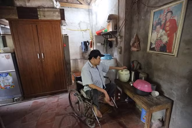 Căn nhà đơn sơ của anh Phùng Văn Trường, nơi trang trọng nhất anh để bức ảnh của vợ Ngô Thị Hường và cậu con trai Phùng Thiên Trường Quảng được anh gọi là niềm hạnh phúc bất ngờ trời ban.