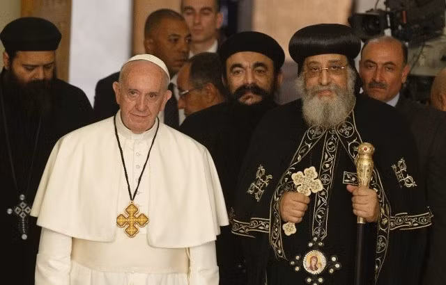 Giữa Thiên Chúa Giáo La Mã (Roman Catholic, trái) và Chính Thống giáo Đông phương (Orthodox, phải) là rất nhiều khác biệt. Giữa Thiên Chúa Giáo La Mã (Roman Catholic, trái) và Chính Thống giáo Đông phương (Orthodox, phải) là rất nhiều khác biệt.