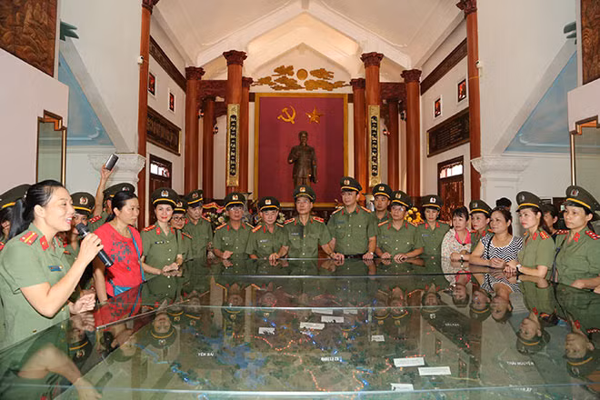 Đoàn Báo CAND nghe giới thiệu về Khu di tích. Đoàn Báo CAND nghe giới thiệu về Khu di tích.