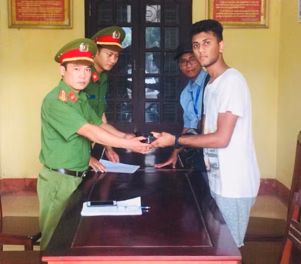 Công an Tam Cốc – Bích Động trao trả tài sản cho anh VinayVanSani.
