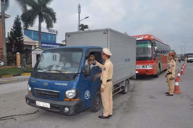 CSGT Công an Hải Dương tăng cường kiểm tra điều tiết giao thông.
