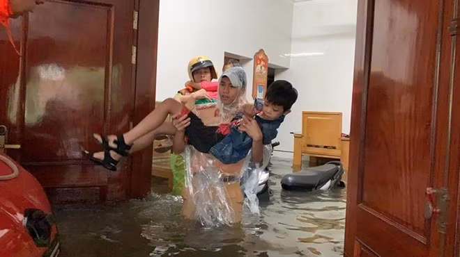 Xúc động những hình ảnh lực lượng Công an giúp dân trong mưa lũ.