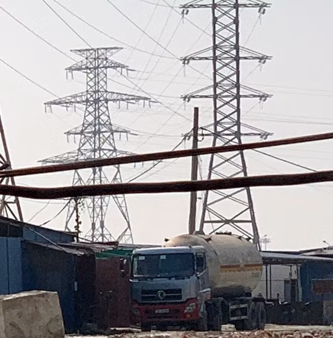 Cơ sở sang chiết gas lậu nằm ngay dưới đường điện gần chân cầu Bạch Đằng được quây tôn kín đáo
