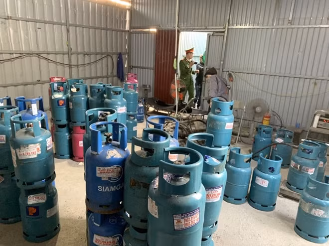 Lực lượng chức năng phát hiện bên trong đặt bình chứa có dung tích hơn 10 tấn cùng nhiều bình nhỏ để chứa gas lậu đưa đi tiêu thụ.