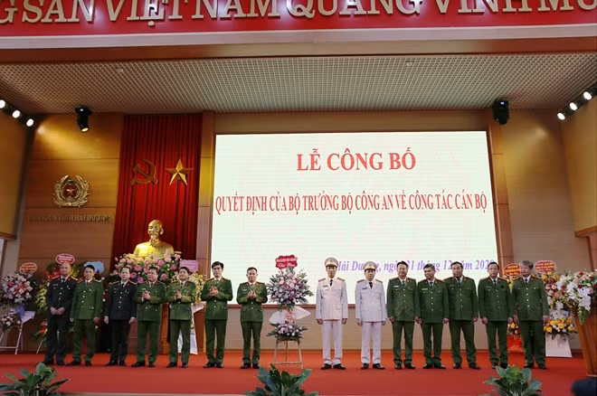 Các đại biểu tại buổi lễ.