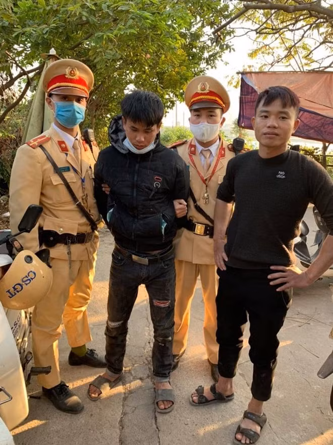 Tống Văn Dương (áo đen, bên trái) và Hoàng Văn Thương (áo đen, bên phải)