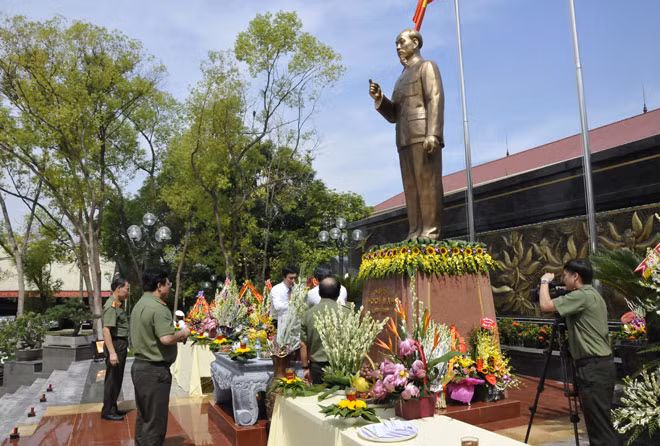 Các đại biểu dâng hương tại tượng đài Chủ tịch Hồ Chí Minh vừa được khánh thành.