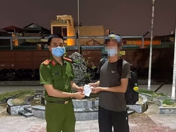 Đại diện Công an phường Hai Bà Trưng (Hà Nam) trao 2 tấm vé tàu cho anh K. để giúp anh nhanh chóng trở về đoàn tụ cùng gia đình Đại diện Công an phường Hai Bà Trưng (Hà Nam) trao 2 tấm vé tàu cho anh K. để giúp anh nhanh chóng trở về đoàn tụ cùng gia đình