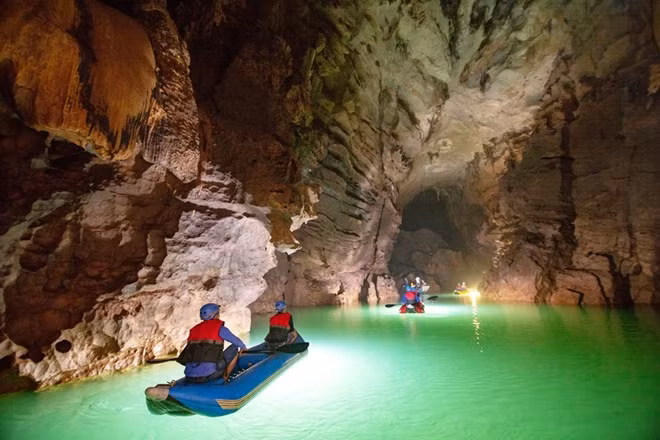 Khám phá các hang động ở Phong Nha Kẻ Bàng là tour đang được rất nhiều du khách trong và ngoài nước tìm đến tham quan, du lịch.