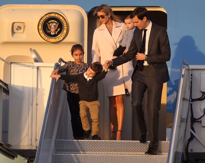 Vợ chồng Ivanka Trump và Jared Kushner cùng các con.