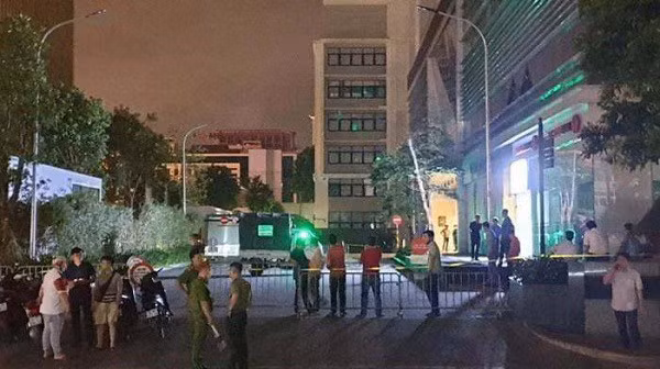 Hiện trường đôi nam nữ tự tử do bị ngăn cấm chuyện tình cảm tại Liễu Giai, quận Ba Đình, Hà Nội.