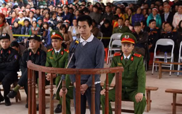 Tẩn Láo Lở tại phiên tòa xét xử lưu động.