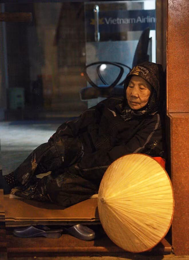 Người phụ nữ này ước mơ có một mái nhà để trở về. Người phụ nữ này ước mơ có một mái nhà để trở về.