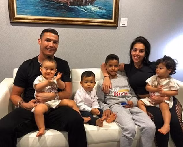 Cha của Ronaldo không kịp nhìn thấy 4 đứa cháu chào đời sau này.