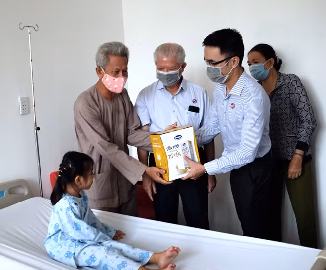 Vinamilk cùng Hội Bảo trợ Bệnh nhân nghèo TP.HCM đến thăm và tặng quà cho bé Bảo Trân tại Bệnh viện tim Tâm Đức.