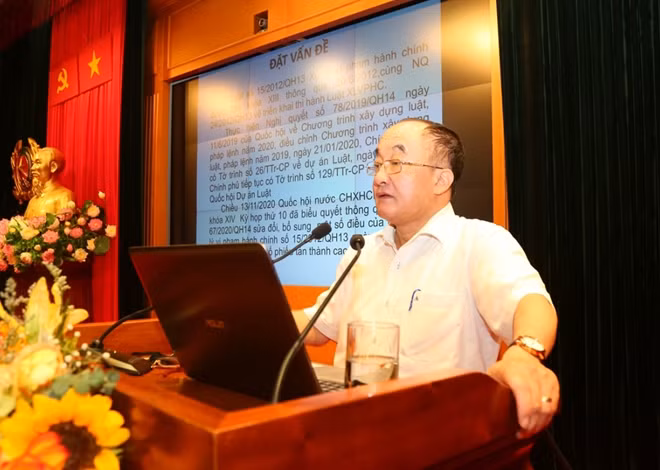 Đồng chí Đặng Thanh Sơn, Cục trưởng Cục Quản lý xử lý vi phạm hành chính và theo dõi thi hành pháp luật, Bộ Tư pháp trình bày nội dung cơ bản của Luật sửa đổi, bổ sung một số điều của Luật Xử lý vi phạm hành chính năm 2020.