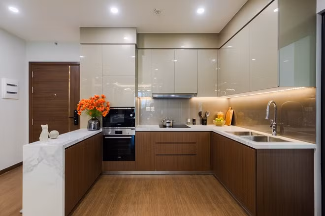 Không gian bếp hiện đại với màu sắc hài hòa, trang nhã và thiết bị bàn giao cao cấp: bếp, hút mùi mang thương hiệu Bosch.