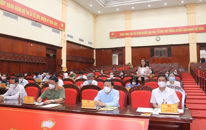 Các ứng cử viên trình bày chương trình hành động.