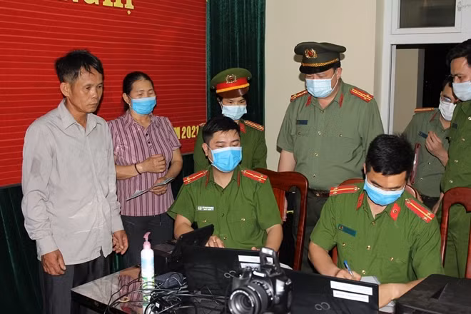 Đại tá Nguyễn Quốc Hùng kiểm tra công tác của các tổ cấp căn cước công dân lưu động.