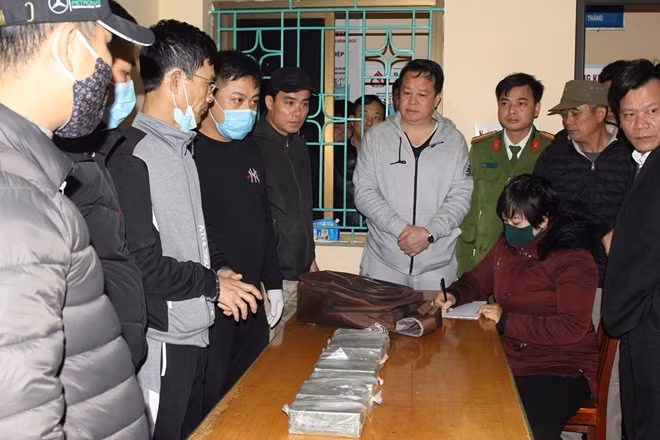 Đại tá Nguyễn Quốc Hùng (đứng giữa) trắng đêm cùng các trinh sát bắt giữ đối tượng buôn bán ma túy.