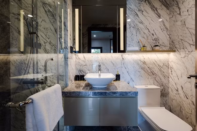 Nhà vệ sinh được trang bị các thiết bị cao cấp đến từ các thương hiệu uy tín hàng đầu.