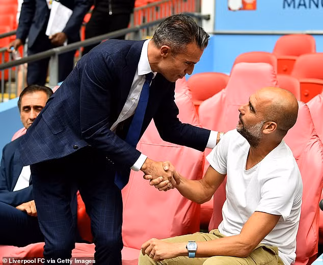 Một điều ít người biết là cựu siêu sao Van Persie đã tới bắt tay HLV của ManCiy Pep Guardiola trước trận đấu.