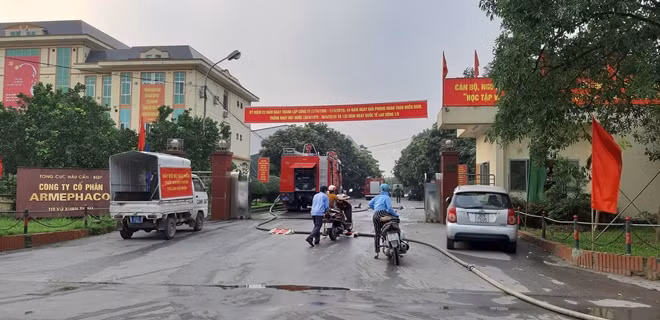 Sau khi nhận được tin báo lực lượng Cảnh sát PCCC đã có mặt tại hiện trưởng, khẩn trưởng triển khai công tác chữa cháy.