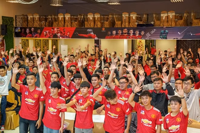 Những CĐV Man united có nhiều lý do để nuối tiếc cho trận đấu này khi Quỷ Đỏ có hai lần ăn bàn rõ ràng nhưng không thể kết thúc thành công.