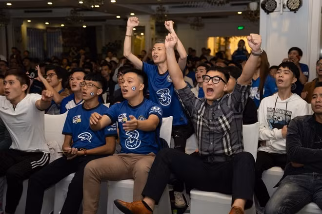 CĐV Chelsea ở điểm cầu Khâm Thiên, Hà Nội.