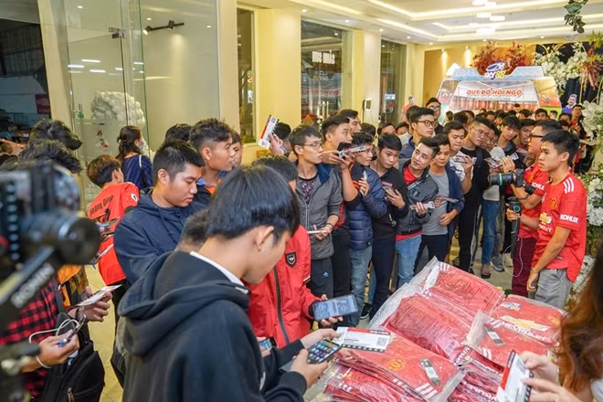 Nhiều điểm offline cho các cổ động viên (CĐV) của 2 đội, kết nối 3 miền Bắc-Trung-Nam được diễn ra cùng lúc tại Hà Nội, Đà Nẵng và Thành Phố Hồ Chí Minh. trong ảnh là điểm xem tập trung ở điểm cầu Đà Nẵng.