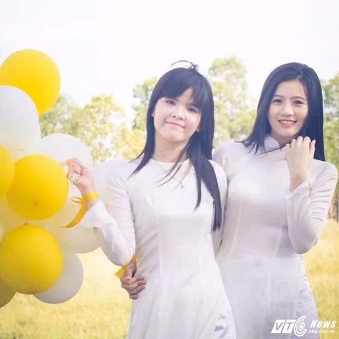Linh Chi (phải) biết tới tiếng Anh và Trung từ những năm học cấp III.