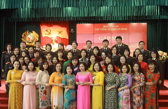 Các đại biểu cùng hội viên Hội phụ nữ đơn vị dự buổi gặp mặt .