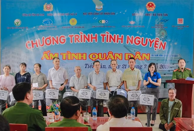 Ban tổ chức tặng quà cho các đối tượng chính sách và gia đình có hoàn cảnh khó khăn tại Hà Nam.