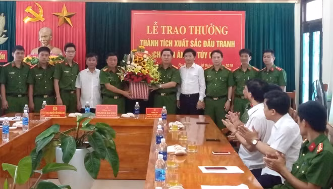 Lãnh đạo Công an tỉnh Quảng Bình và Thị ủy, UBND thị xã Ba Đồn tặng hoa, biểu dương Công an thị xã Ba Đồn về việc triệt phá thành công chuyên án ma túy.