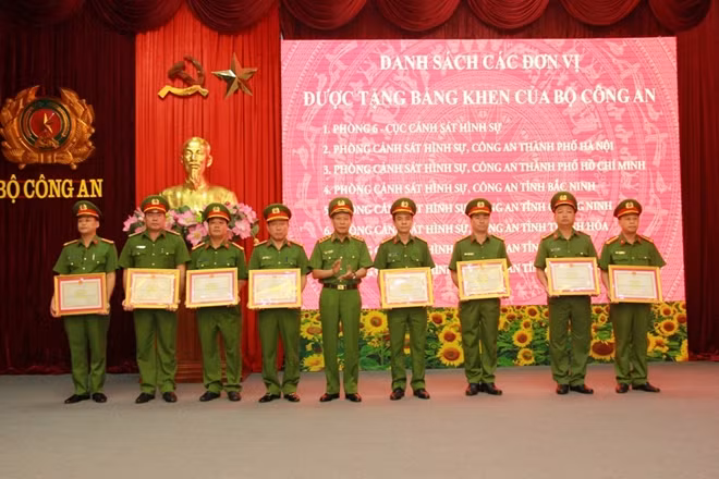 Thứ trưởng Lê Quý Vương trao Bằng khen của Bộ Công an cho các tập thể có thành tích xuất sắc.