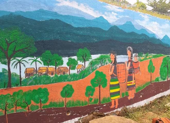 “Thực sự đợt vẽ tranh bích họa lần này đã giúp ích cho thầy và trò tôi trải nghiệm rất nhiều. Trước đây chúng ta chỉ vẽ trên giấy, đợt này vẽ tranh bích họa lên tường và vẽ cỡ lớn nên phải tính toán nhiều thứ”, thấy Chín nói.