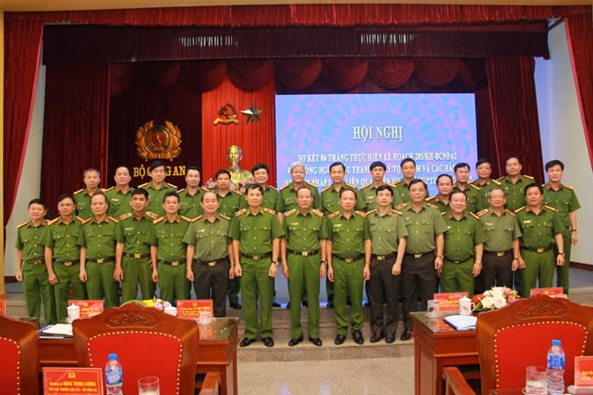 Thứ trưởng Lê Quý Vương với các đại biểu tại hội nghị.